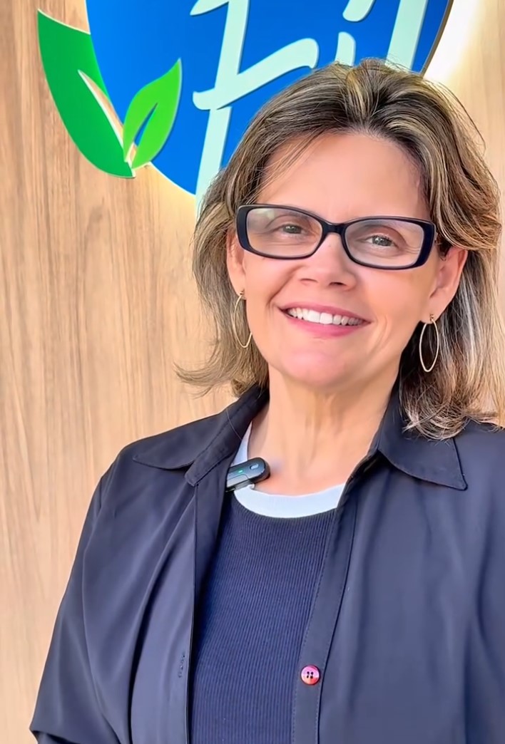 Equipe da Vibe Fit atendendo clientes